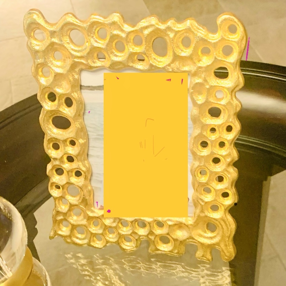 Beautiful gold frame! Holds a 5 x 7 photo.